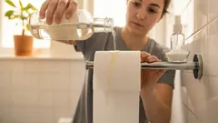 Inzuppo un rotolo di carta igienica nell’aceto e lo metto in un angolo: molti non capiscono perché