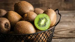 Perché si dovrebbe mangiare il kiwi con la buccia: un fatto interessante che pochi conoscono.