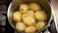 Aggiungete questo ingrediente prima di cuocere le patate: diventeranno profumate, soffici e davvero deliziose.
