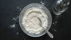 Mescolare farina e aceto: perché è consigliato e come usarli in casa?