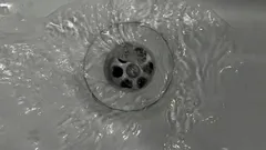 Pulizia degli scarichi della cucina senza prodotti chimici: 3 metodi sicuri per rimuovere gli intasamenti di grasso