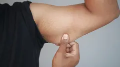 Come sbarazzarti delle braccia flaccide con l’allenamento a casa: semplici consigli che puoi mettere in pratica già da oggi