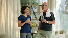 Camminare o allenarsi a casa: cosa è meglio per la vita quotidiana dopo i 40 anni?