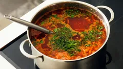 Perché non bisogna lasciare il mestolo nella pentola: i motivi per cui dovresti liberarti di questa cattiva abitudine