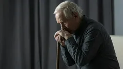 Di cosa si pentono le persone in vecchiaia: lo psicologo indica tre errori di vita